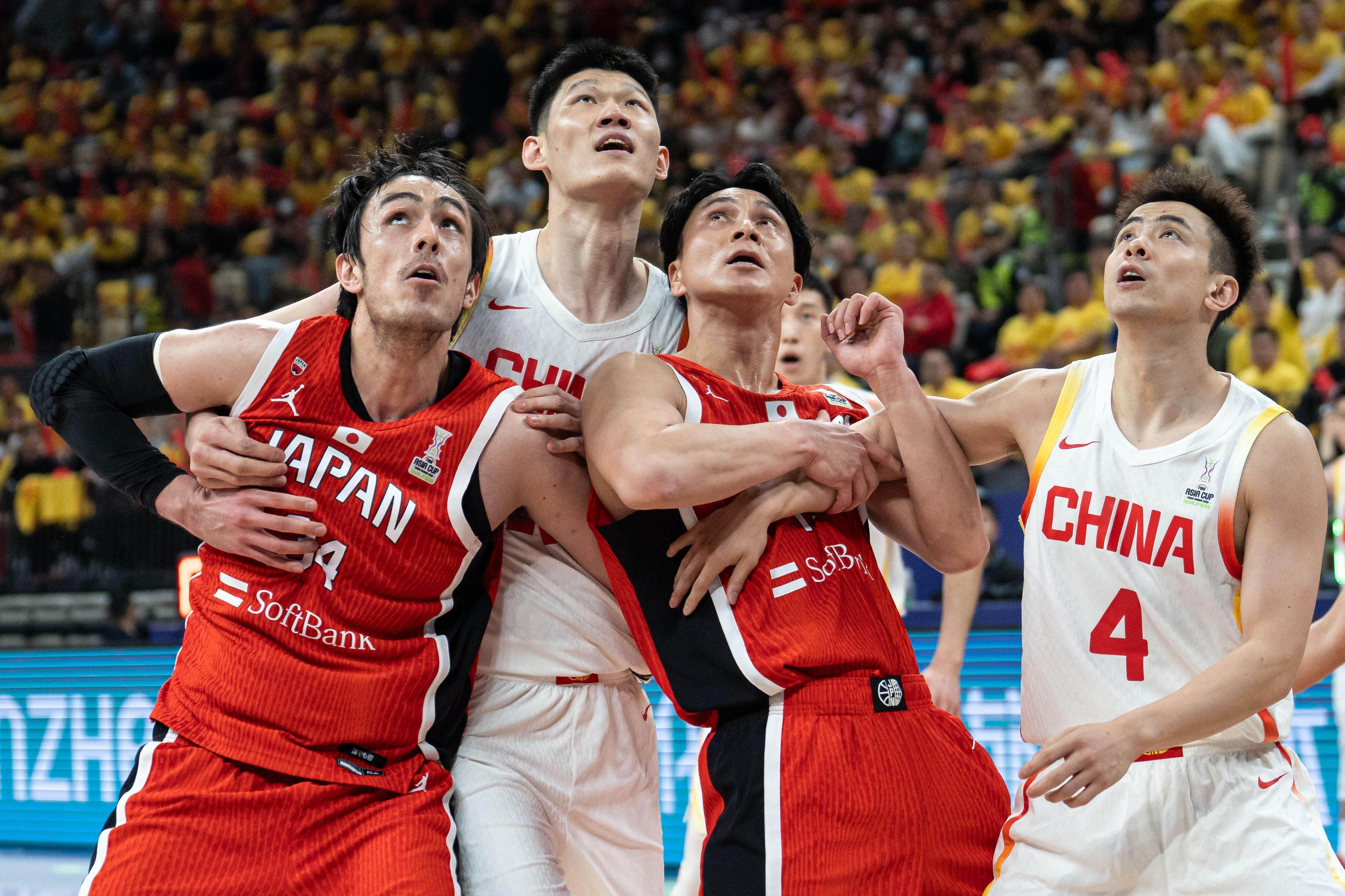 -亚洲篮球比赛激烈对抗，球队氛围热烈