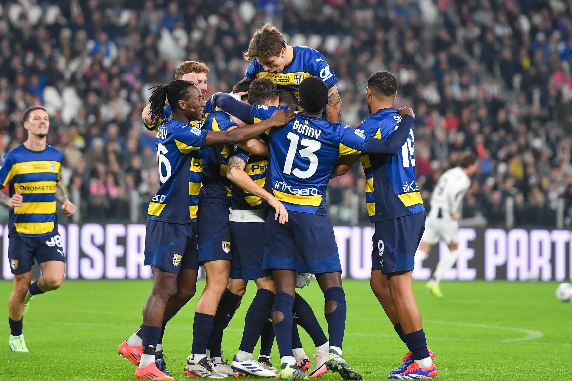 包含帕尔马球员集中训练，为主场比赛做准备的词条