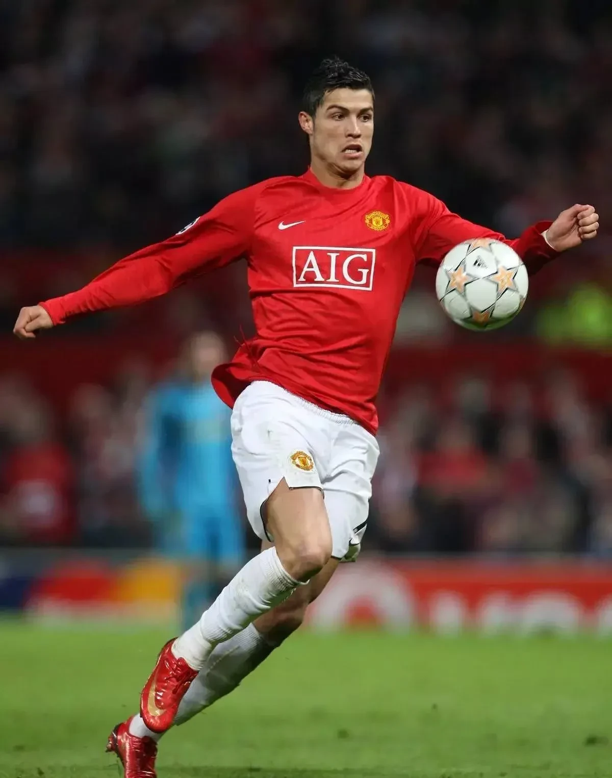 C罗遭遇国足登顶，英超局势紧张的简单介绍