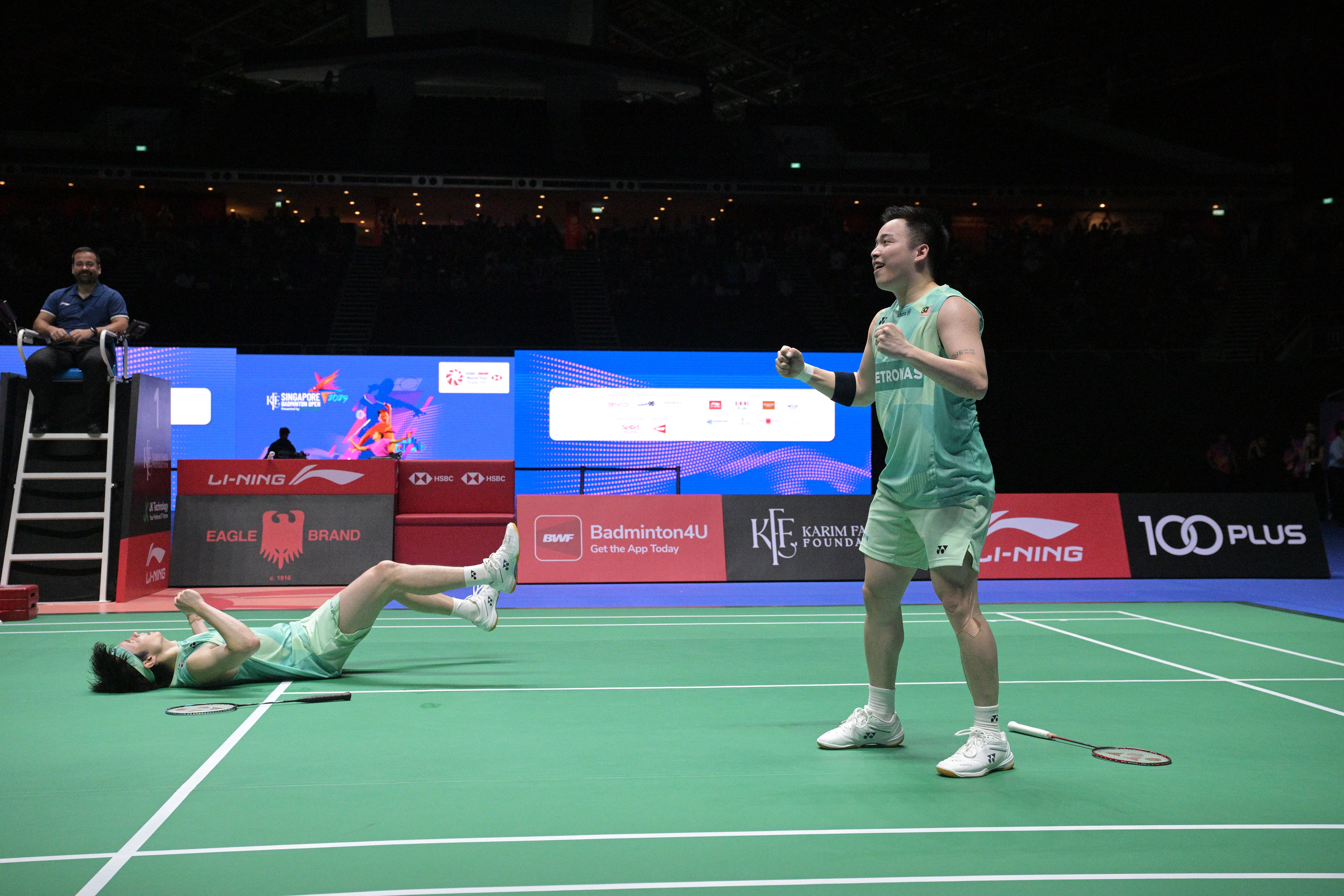 羽毛球比赛选手巅峰对决，谁能笑到最后