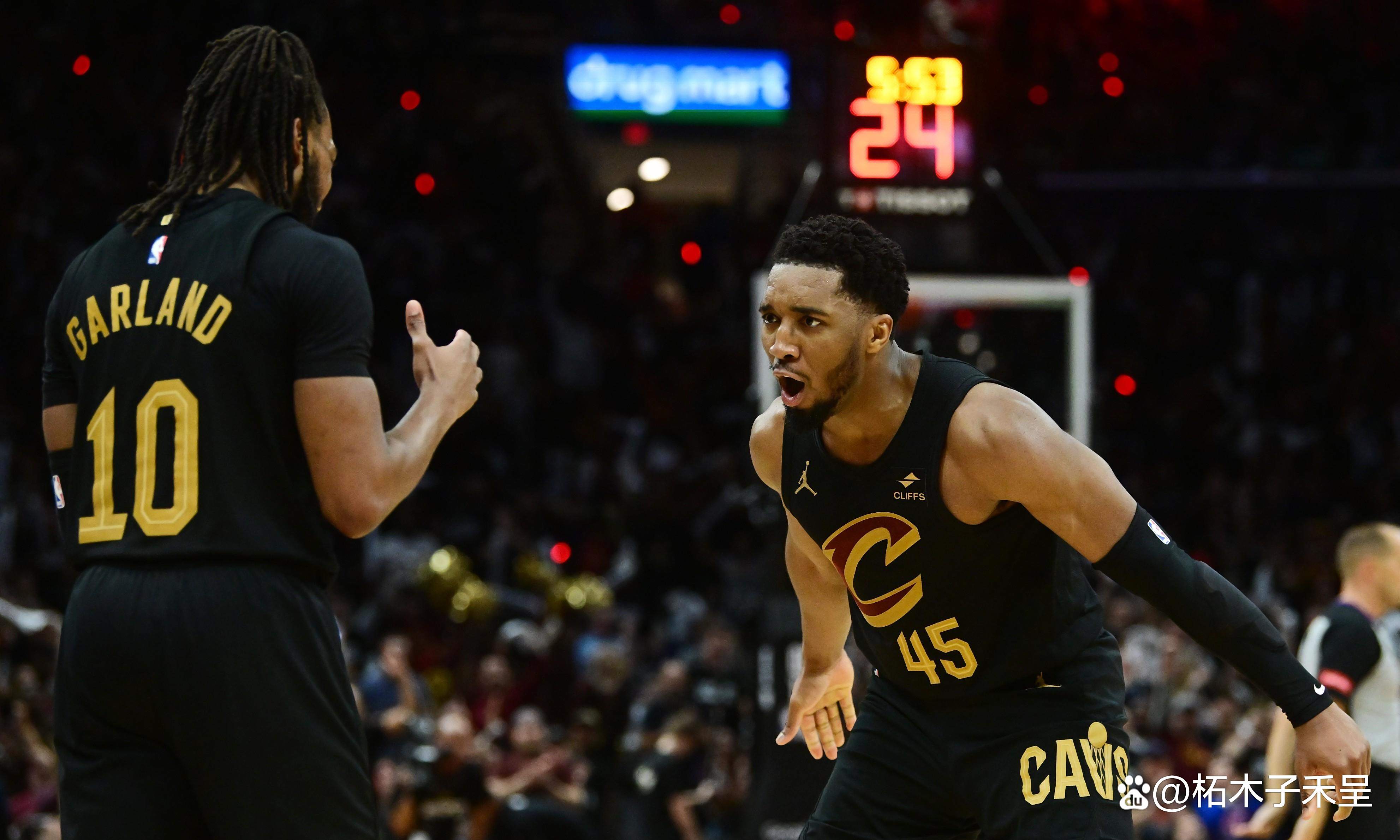 包含公牛客场战胜骑士，豪取两连胜的词条