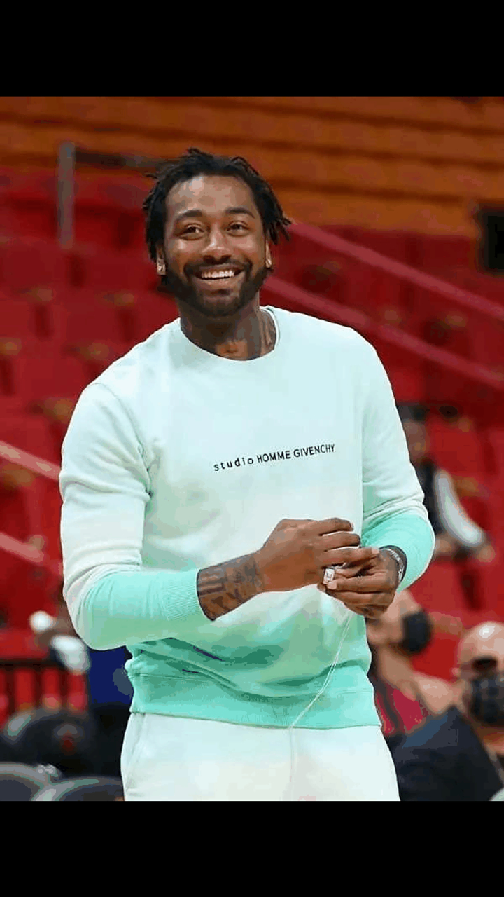 凯尔特人为沃尔助威，特意穿球衣