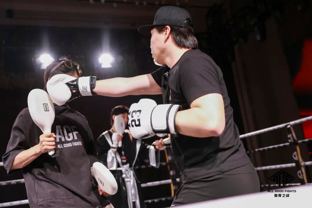 拳击场外新闻不断，话题热度爆表的简单介绍