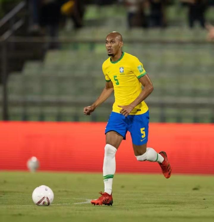 马赛横扫巴西，法比尼奥关键节点连续得分